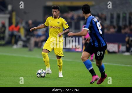 Milan, Italien. 23rd Oct, 2019. firo: 23.10.2019, Fuvuball, Champions League, season 2019/2020, 3rd group match Inter Milan - Borussia Dortmund, Jadon Sancho, Borussia Dortmund, Borussia, BVB, Antonio Candreva, Inter Milan, Inter, Milan, full figure, | usage worldwide Credit: dpa/Alamy Live News Stock Photo