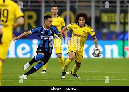 Milan, Italien. 23rd Oct, 2019. firo: 23.10.2019, Fuvuball, Champions League, season 2019/2020, 3rd group match Inter Milan - Borussia Dortmund, Lautaro Martinez, Inter Milan, Inter, Milan, Axel Witsel, full figure, duels, | usage worldwide Credit: dpa/Alamy Live News Stock Photo