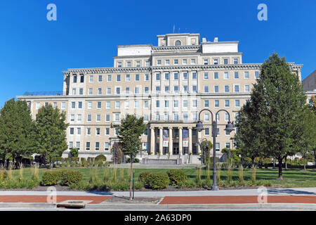 The Lakeside Building at University Hospitals on Adelbert Road in the University Circle district of Cleveland, Ohio, USA Stock Photo