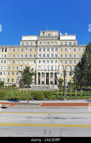 The Lakeside Building at University Hospitals on Adelbert Road in the University Circle district of Cleveland, Ohio, USA Stock Photo