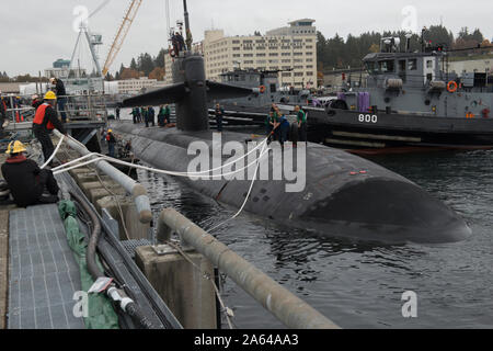 BREMERTON, Wash. (Oct. 22, 2019) – The Los Angeles-class fast-attack submarine USS Louisville (SSN 724), arrives at Naval Base Kitsap-Bremerton to commence the inactivation and decommissioning process. Louisville conducted its final transit from Pearl Harbor, Hawaii, to Bremerton, Washington, for its final underway and homeport change. Commissioned in 1986, Louisville made naval history by firing the first submarine-launched Tomahawk cruise missile in war during Operation Desert Shield/Desert Storm. (U.S. Navy photo by LT Mack Jamieson/Released) Stock Photo
