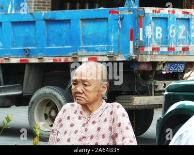 Shenzhen, China: elderly people relax in community parks Stock Photo