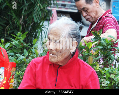 Shenzhen, China: elderly people relax in community parks Stock Photo