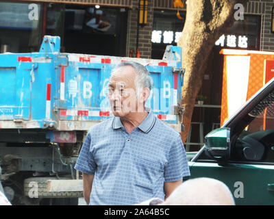 Shenzhen, China: elderly people relax in community parks Stock Photo