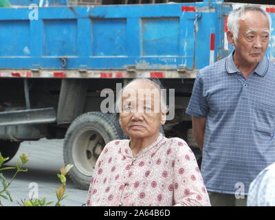 Shenzhen, China: elderly people relax in community parks Stock Photo