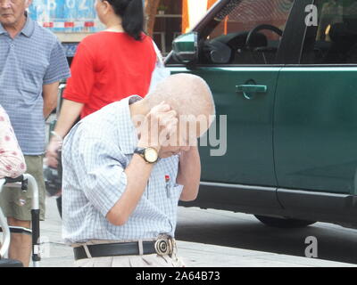 Shenzhen, China: elderly people relax in community parks Stock Photo