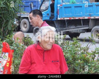 Shenzhen, China: elderly people relax in community parks Stock Photo