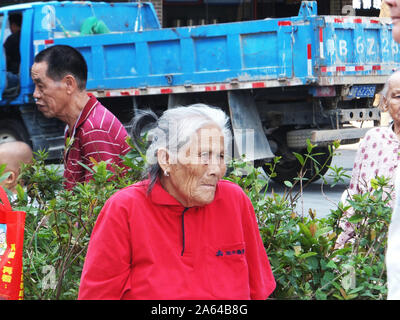 Shenzhen, China: elderly people relax in community parks Stock Photo