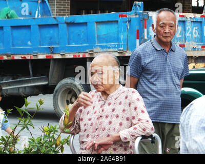 Shenzhen, China: elderly people relax in community parks Stock Photo