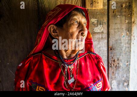 Portrait of a tradfitional dressed Kuna indian woman, Achutupu, San Blas islands, Kuna Yala, Panama Stock Photo