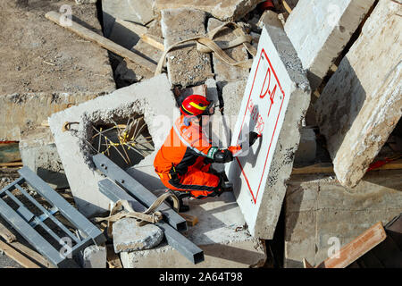 Beijing, China. 21st Oct, 2019. A member of China Search and Rescue Team makes a mark during an earthquake search and rescue training at a training base in Daxing District of Beijing, capital of China, Oct. 21, 2019. China Search and Rescue Team and China International Search and Rescue Team successfully passed UN assessments respectively on Wednesday, making China the first Asian country owning two heavy Urban Search and Rescue (USAR) teams certified by the United Nations. Credit: Shen Bohan/Xinhua/Alamy Live News Stock Photo