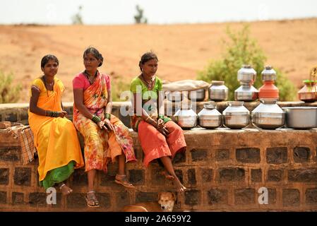 Women waiting for water tanker at dry well, Mal village, Thane Maharashtra, India, Asia Stock Photo