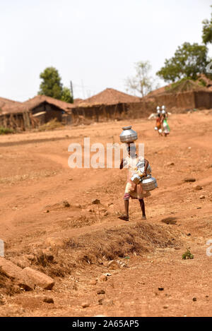 Young girl carrying pots to collect water from well at Mal village, Thane, Maharashtra, India, Asia Stock Photo