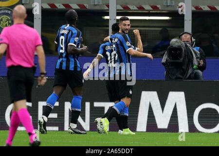 Milan, Italien. 23rd Oct, 2019. firo: 23.10.2019, football, Champions League, season 2019/2020, 3rd group match Inter Milan - Borussia Dortmund, Lautaro Martinez, Roberto Gagliardini, Inter Milan, Inter, Milan, full figure, #gesture, jubilation, | usage worldwide Credit: dpa/Alamy Live News Stock Photo