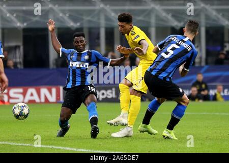 Milan, Italien. 23rd Oct, 2019. firo: 23.10.2019, football, Champions League, season 2019/2020, 3rd group match Inter Milan - Borussia Dortmund, Kwadwo Asamoah, Inter Milan, Inter, Milan, Jadon Sancho, Achraf Hakimi, full figure, three fight | usage worldwide Credit: dpa/Alamy Live News Stock Photo