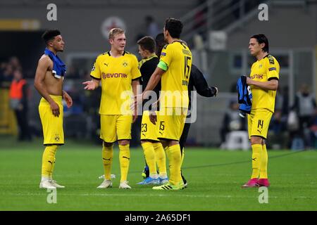 Milan, Italien. 23rd Oct, 2019. firo: 23.10.2019, football, Champions League, season 2019/2020, 3rd group match Inter Milan - Borussia Dortmund, Jadon Sancho, Julian Brandt, Mats Hummels, Borussia Dortmund, Borussia, BVB, full figure, gesture, disappointment, | usage worldwide Credit: dpa/Alamy Live News Stock Photo