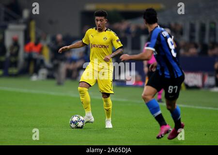 Milan, Italien. 23rd Oct, 2019. firo: 23.10.2019, football, Champions League, season 2019/2020, 3rd group match Inter Milan - Borussia Dortmund, Jadon Sancho, Borussia Dortmund, Borussia, BVB, Antonio Candreva, Inter Milan, Inter, Milan, full figure, | usage worldwide Credit: dpa/Alamy Live News Stock Photo