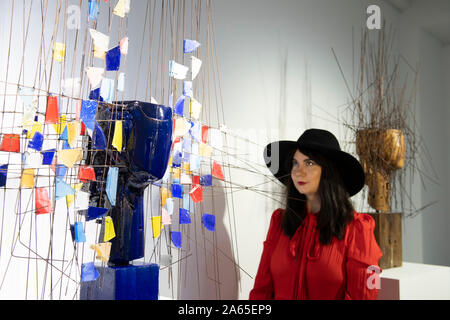 Opera Gallery, New Bond Street, London, UK. 24th October 2019. Manolo Valdes is one of the most influential Spanish contemporary artists, and one of the most revolutionary creative forces in his home country. Image: Cabeza Azul con Resina Roja, 2018. Credit: Malcolm Park/Alamy Live News. Stock Photo