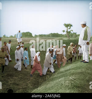 Mahatma Gandhi with Abdul Ghaffar Khan meeting during peace march, Bihar, India, Asia, March 1947 Stock Photo