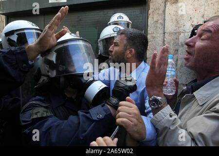 Athens, Greece. 24th Oct, 2019. Municipal workers protest in the center of Athens. Local government unions have announced stoppages and strikes this week to protest government plans to expand private sector involvement in municipal services. (Credit Image: © Aristidis VafeiadakisZUMA Wire) Stock Photo