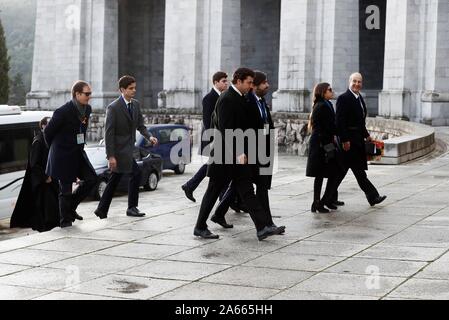 Madrid, Spain. 24th Oct 2019. Family attends to the Exhumation of the body of Francisco Franco at Catholic Basilica of the Valley of the Fallen on October 24, 2019 in San Lorenzo de El Escoria, Spain The body of dictator Gen. Francisco Franco has been exhumed from the grandiose mausoleum at the Valley of the Fallen before being transferred to cemeteryof Mingorrubio in a Pantheon next to the mortal remains of his wife, Carmen Polo. Credit: MediaPunch Inc/Alamy Live News Stock Photo