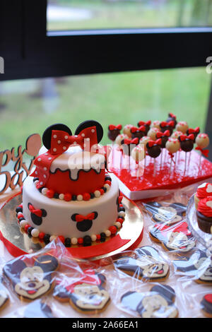 Mickey and Minnie Cake Topper, Glitter Mickey Inspired Birthday Cake  Topper, Minnie Mouse Cake Topper, Mickey and Minnie First Birthday Happy  Birthday Baby Shower Party Cake Supplies Decorations (Red) : Amazon.in:  Grocery
