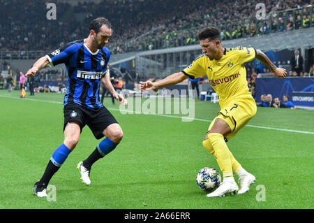 Milan, Italy. 23rd Oct, 2019. Jadon Sancho of Borussia Dortmund is challenged by Diego Godin of FC Internazionale during the UEFA Champions League group stage match between Inter Milan and Borussia Dortmund at Stadio San Siro, Milan, Italy on 23 October 2019. Photo by Giuseppe Maffia. Credit: UK Sports Pics Ltd/Alamy Live News Stock Photo