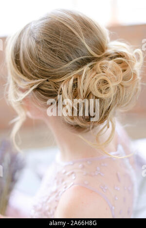 Charming young woman bride with wavy hairstyle, bridal hairdeco and makeup  on background Stock Photo - Alamy