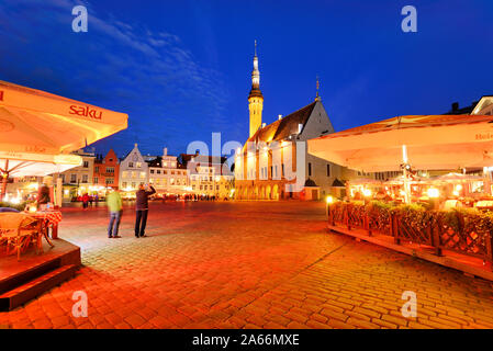 Town Hall Square (Raekoja plats) in the evening. Old Town, a Unesco World Heritage Site. Tallinn, Estonia Stock Photo