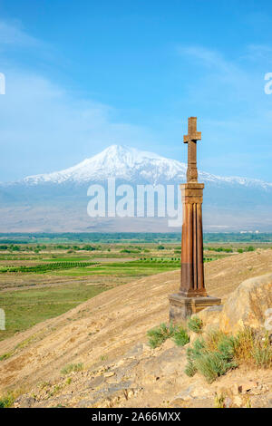 Stone cross in front of Mount Ararat at Khor Virap monastery, near Lusarat, Ararat Province, Armenia. Stock Photo