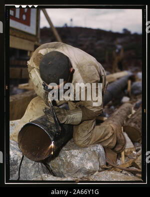 Welder at work on Douglas Dam, Tenn. (TVA) Stock Photo