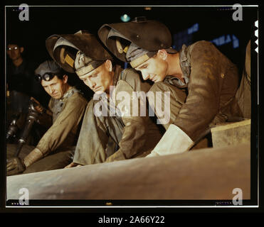 Welders making boilers for a ship, Combustion Engineering Co., Chattanooga, Tenn. Stock Photo