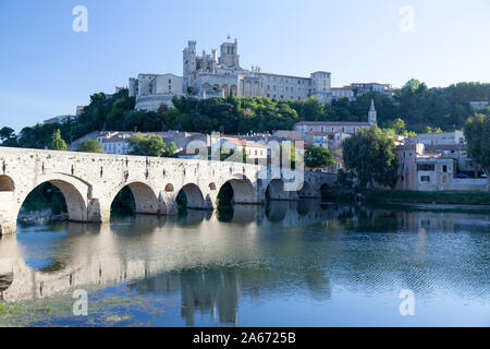 France, Languedoc, Beziers, the old stone bridge across the river Orb and the St Nazaire cathedral. Stock Photo