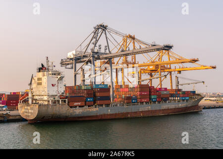 https://l450v.alamy.com/450v/2a67rk5/laem-chabang-seaport-thailand-march-17-2019-paint-demolished-small-container-ship-guayaquil-bridge-hong-kong-flagged-worked-by-yellow-container-2a67rk5.jpg