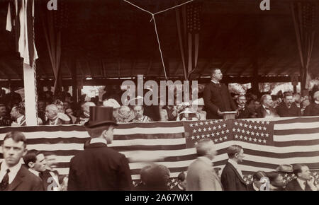 U.S. President Theodore Roosevelt giving Speech during Ceremony for Installation of General Comte de Rochambeau Statue, Lafayette Park, Washington, D.C., USA, June 1902 Stock Photo