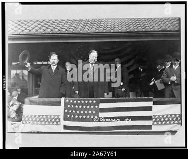 William Howard Taft, standing on stand, facing right, with other men Stock Photo