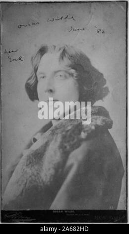 Signed photograph with a three-quarter-profile portrait shot of Irish poet and playwright Oscar Fingal O'Flahertie Wills Wilde, wearing a fur ruffed overcoat and a calm expression on his face, developed by Sarony Studios, New York, 1882. () Stock Photo