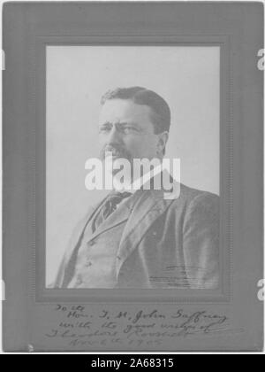 Signed photograph with a three-quarter-profile portrait shot of the 26th President of the United States, Theodore Roosevelt Jr, with a calm expression on his face, developed by CM Bell Photographic Company, Washington DC, November 6, 1905. () Stock Photo