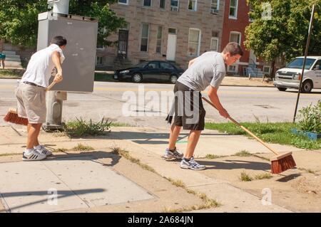 Students complete beautification and volunteer service efforts as part of the Involved program during Freshman orientation at the Johns Hopkins University in Baltimore, Maryland, September 2, 2008. From the Homewood Photography collection. () Stock Photo