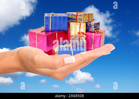 Hand mit Geschenke, Pakete, Päckchen, Weihnachtsgeschenke, Weihnachten, bunt eingepackte,