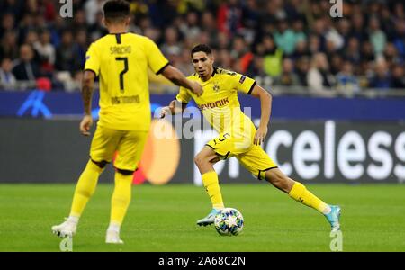 Milan, Italien. 23rd Oct, 2019. firo: 23.10.2019, football, Champions League, season 2019/2020, 3rd group match Inter Milan - Borussia Dortmund 2-0, Jadon Sancho, Achraf Hakimi, Borussia Dortmund, Borussia, BVB, full figure, | usage worldwide Credit: dpa/Alamy Live News Stock Photo