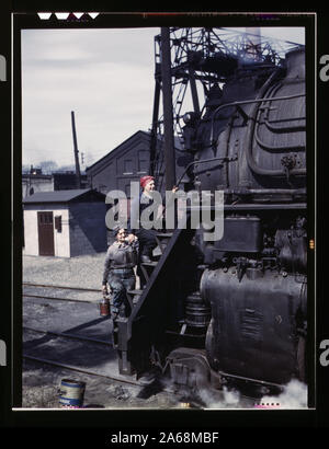 Women wipers of the Chicago and North Western Railroad cleaning one of the giant H class locomotives, Clinton, Iowa. Mrs. Marcella Hart and Mrs. Viola Sievers Stock Photo