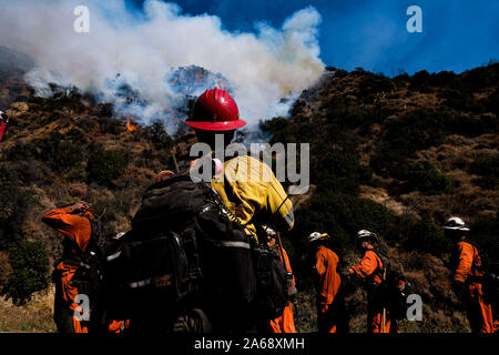 October 21, 2019: Pacific Palisades, California, USA: Firefighters battled a blaze that threatened homes in the Pacific Palisades neighborhood of Los Angeles as the fire consumed more than 40 acres of hillside brush. Credit: Jason Ryan/ZUMA Wire/Alamy Live News Stock Photo