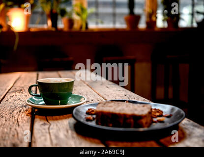 Berlin, Germany. 24th Oct, 2019. Coffee and cake are on one table at Café´ 'The Greens'. (To Korr ' Green and chic: Young city dwellers let plant market boom' of 25.10.2019) Credit: Britta Pedersen/dpa-Zentralbild/dpa/Alamy Live News Stock Photo