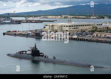 JOINT BASE PEARL HARBOR-HICKAM (Oct. 10, 2019) - The Los Angeles-class fast-attack submarine USS Louisville (SSN 724) departs the Pearl Harbor submarine piers for the last time. Louisville is conducting a change of homeport to Bremerton, Washington, to commence the inactivation and decommissioning process. (U.S. Navy photo by Chief Mass Communication Specialist Amanda R. Gray) Stock Photo