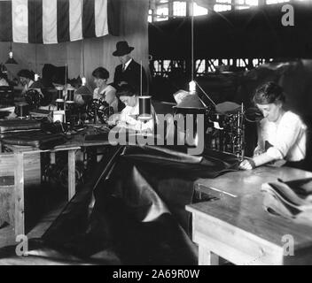 Machines sewing wing covers, etc. Standard Aircraft Corp. Elizabeth, N.J 1918 Stock Photo