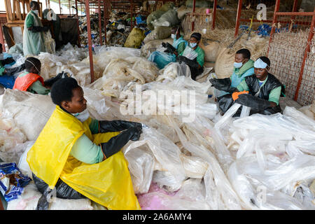 RWANDA, Kigali, plastic recycling at company ecoplastics, worker sort, clean and dry plastic foils before processing to granulate which is used for new plastic products - plastic ban Stock Photo