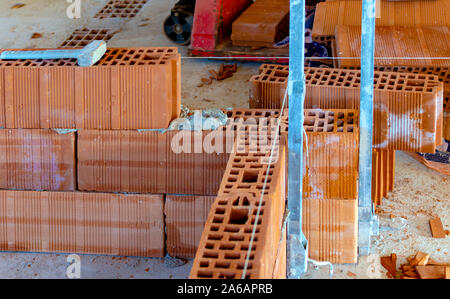 Construction of new partitioning walls with thermo-brick blocks. Detail of a node of intersection of the walls Stock Photo