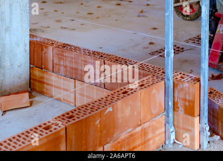 Construction of new partitioning walls with thermo-brick blocks. Detail of a node of intersection of the walls. Selective focus Stock Photo