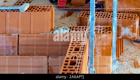 Construction of new partitioning walls with thermo-brick blocks. Detail of a node of intersection of the walls. Selective focus Stock Photo